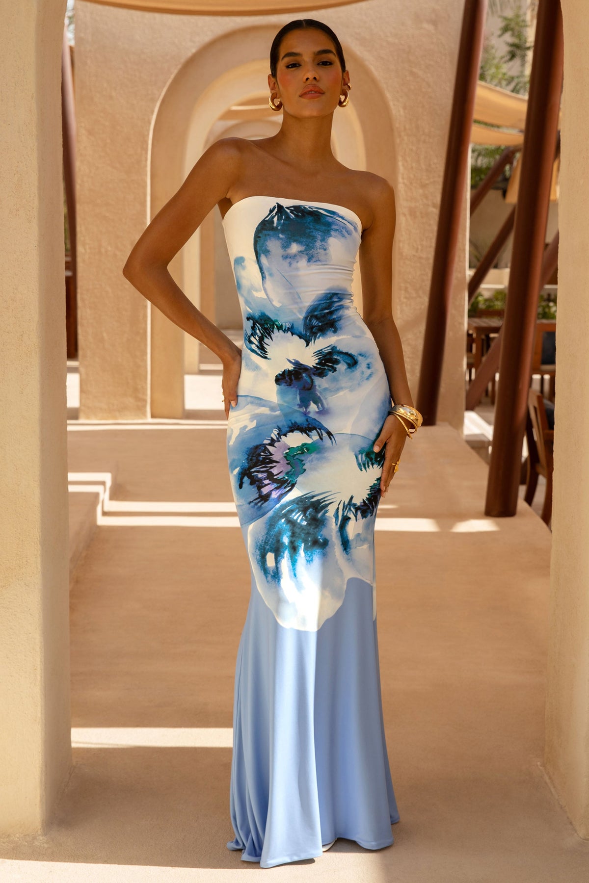 Ceremony | Vestido largo azul con estampado floral y escote bandeau