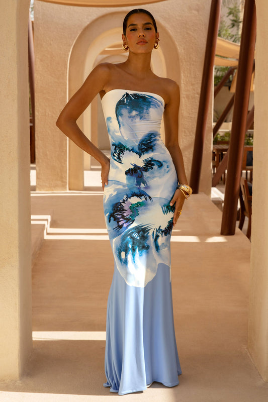 Ceremony | Vestido largo azul con estampado floral y escote bandeau