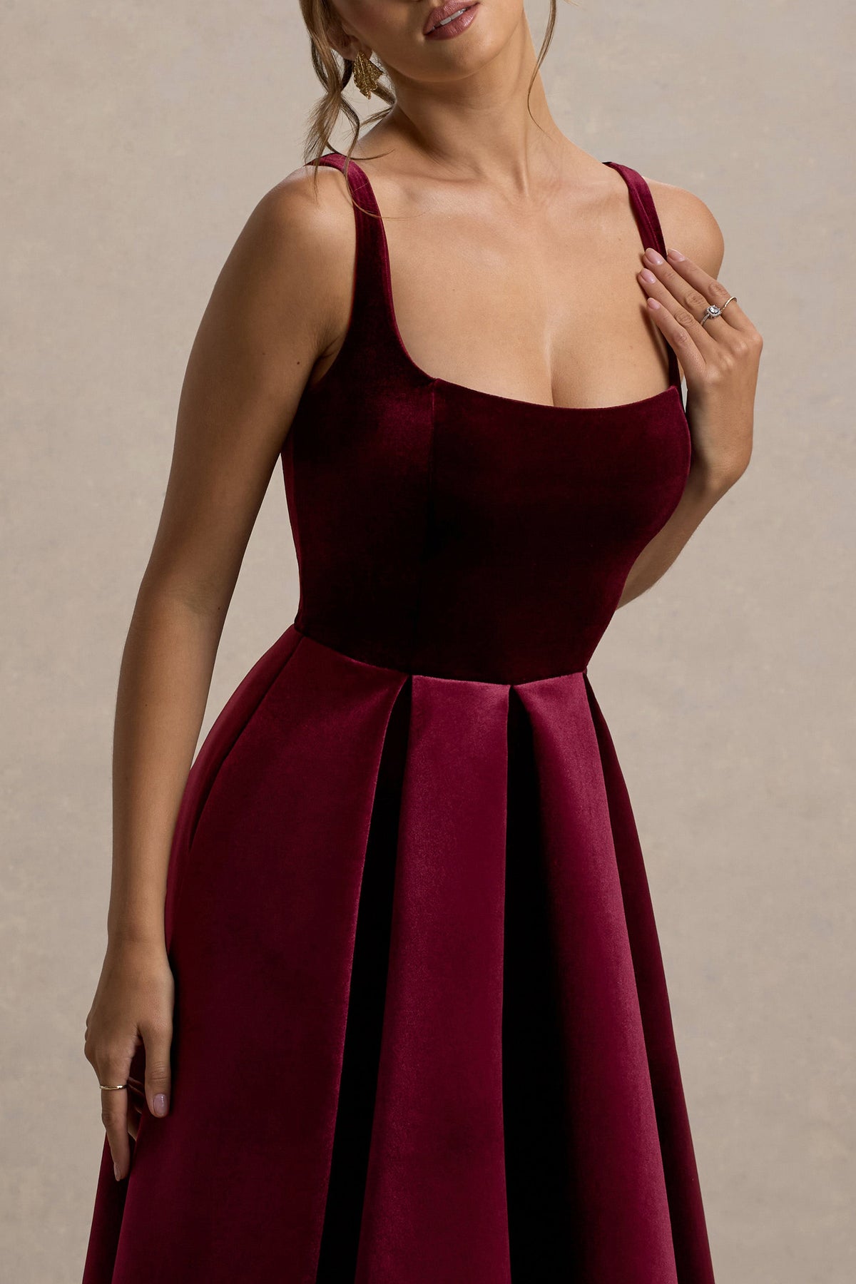 Francisca | Vestido midi de terciopelo burdeos con falda plisada