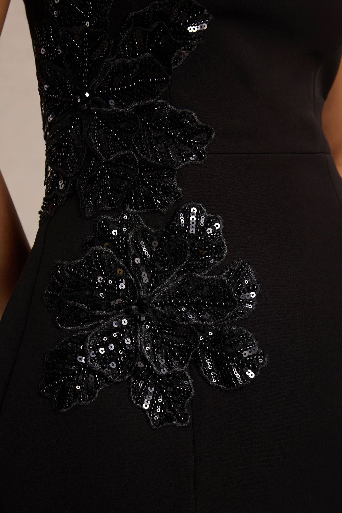 Lillian | Vestido Corto Negro con Escote Halter y Detalles Decorativos