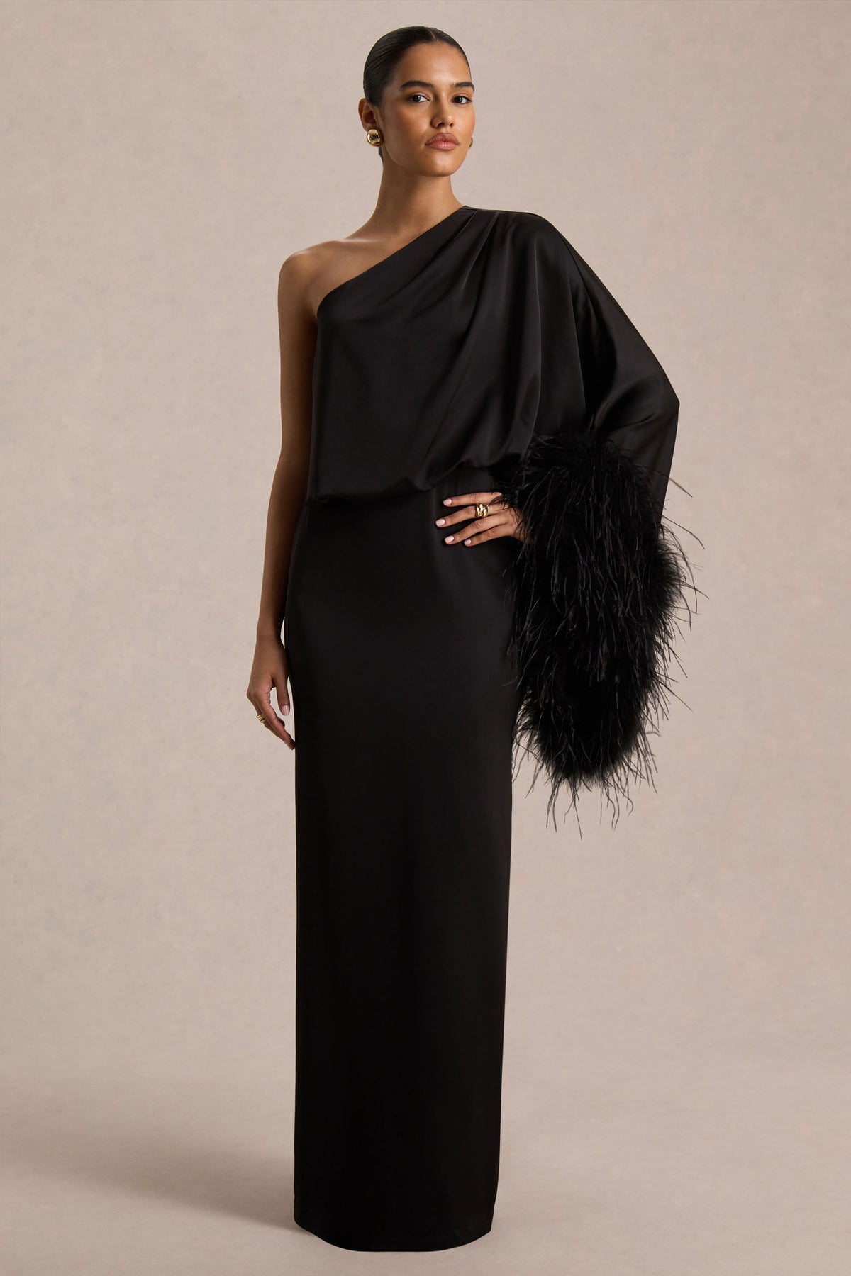 Felicity | Vestido Largo Negro de Satén con Escote Asimétrico, Plumas y Detalles Fruncidos