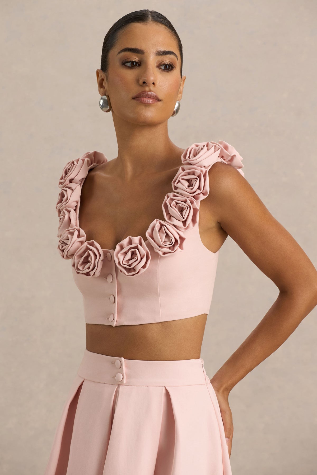 Blade | Top corto de tirantes rosa bebé con escote  redondeado con detalles florales