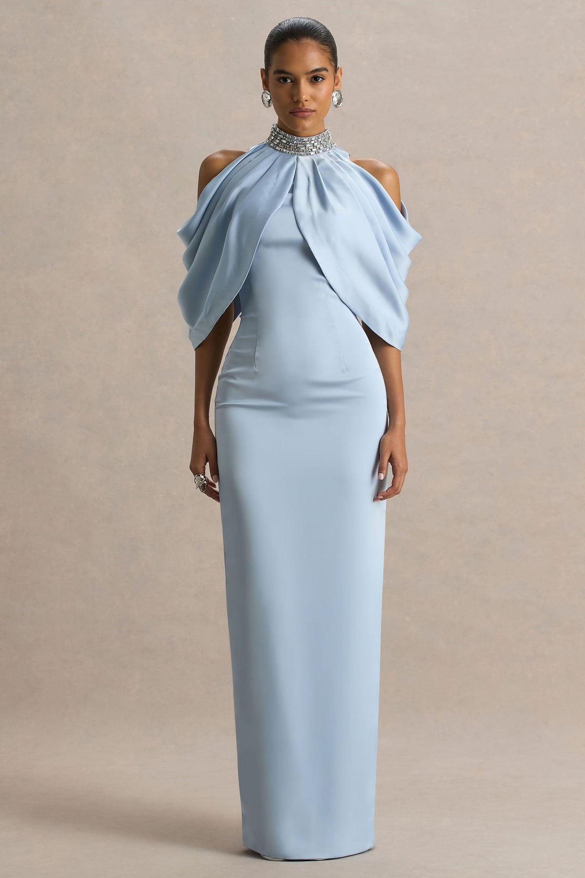 Sulliana | Vestido largo azul empolvado de satén con cuello alto adornado y mangas tipo capa