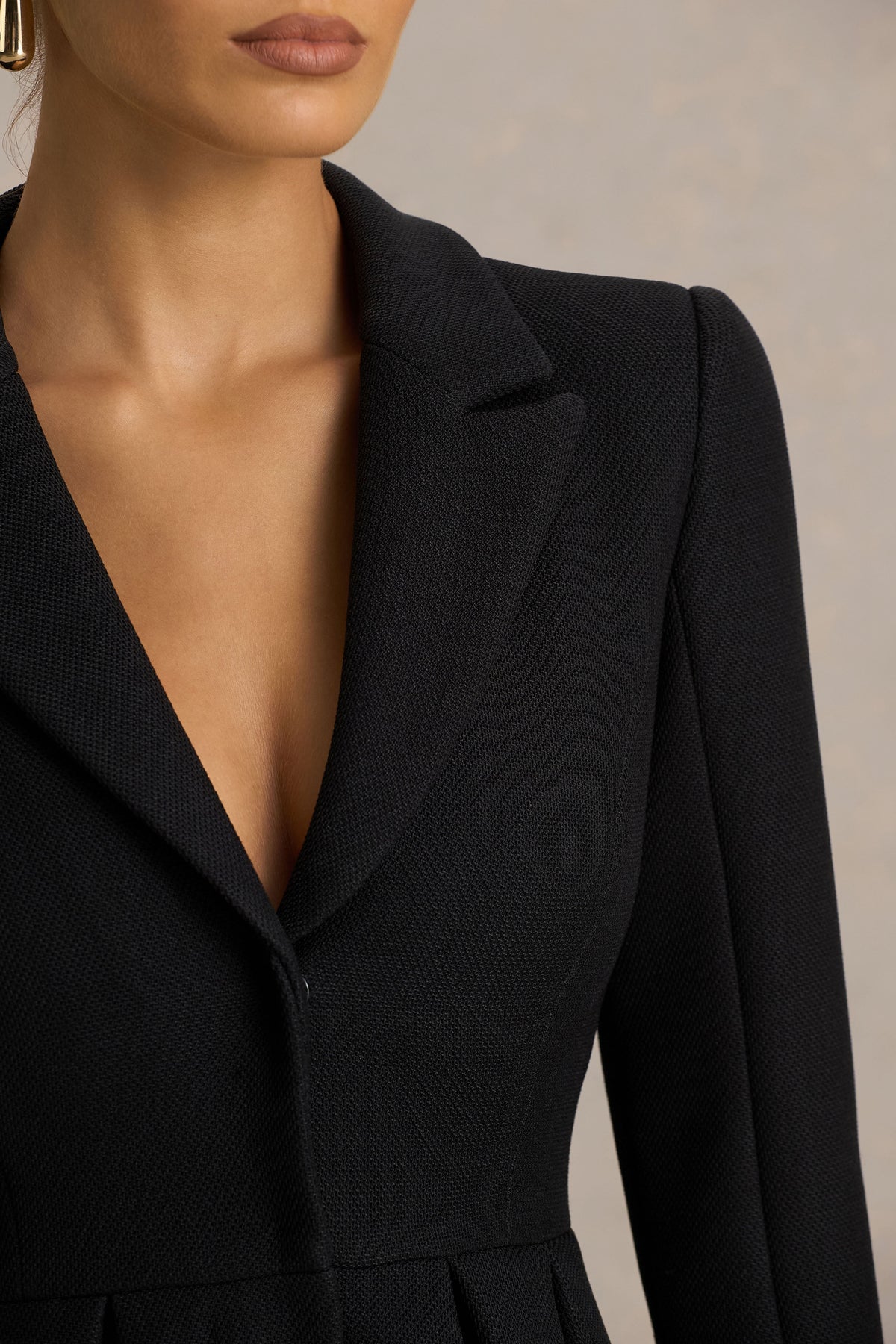 Katt | Vestido Corto Negro Entallado con Escote Profundo