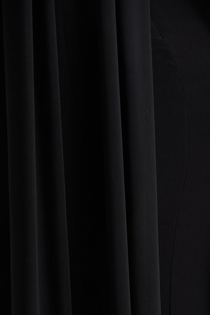 Amour | Vestido Largo Negro Con Escote Alto y Detalle De Manga Capa
