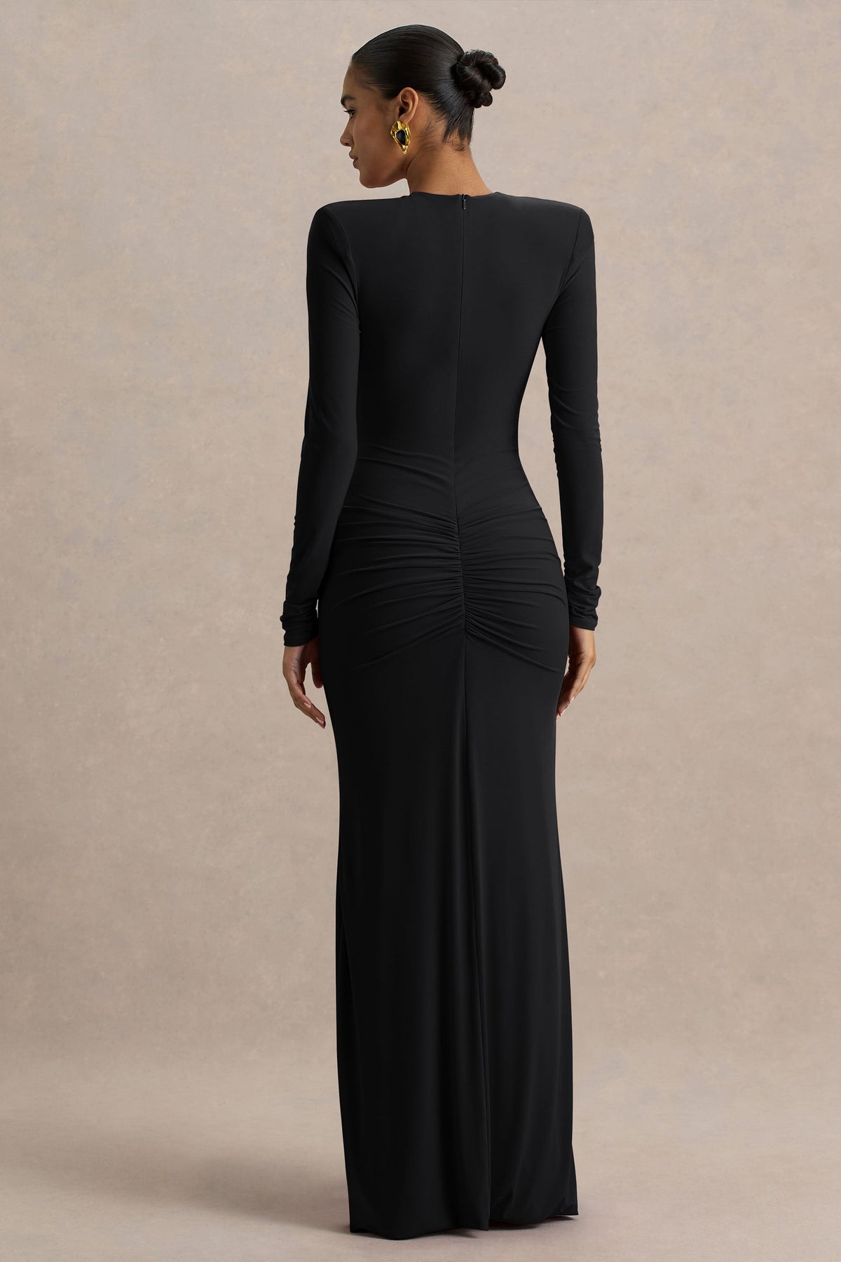 Jewel | Vestido Largo de cuello de pico profundo negro con abertura frontal y detalle fruncido