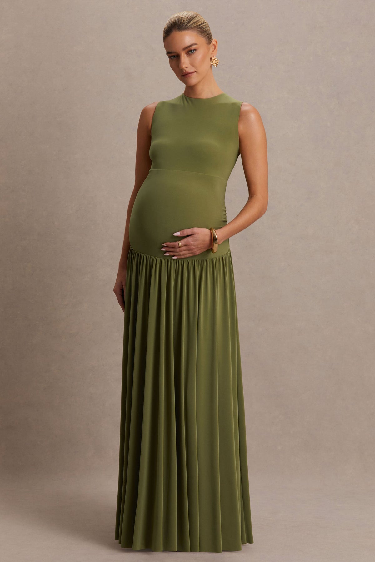 Outline | Vestido premamá largo color oliva con cuello alto y falda drapeada