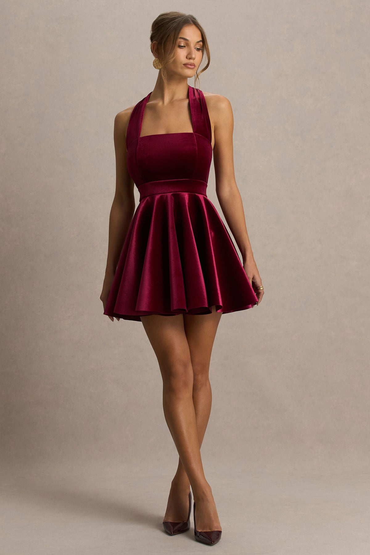 Mirage | Vestido Corto de Terciopelo Burdeos con Escote Halter y Falda Skater