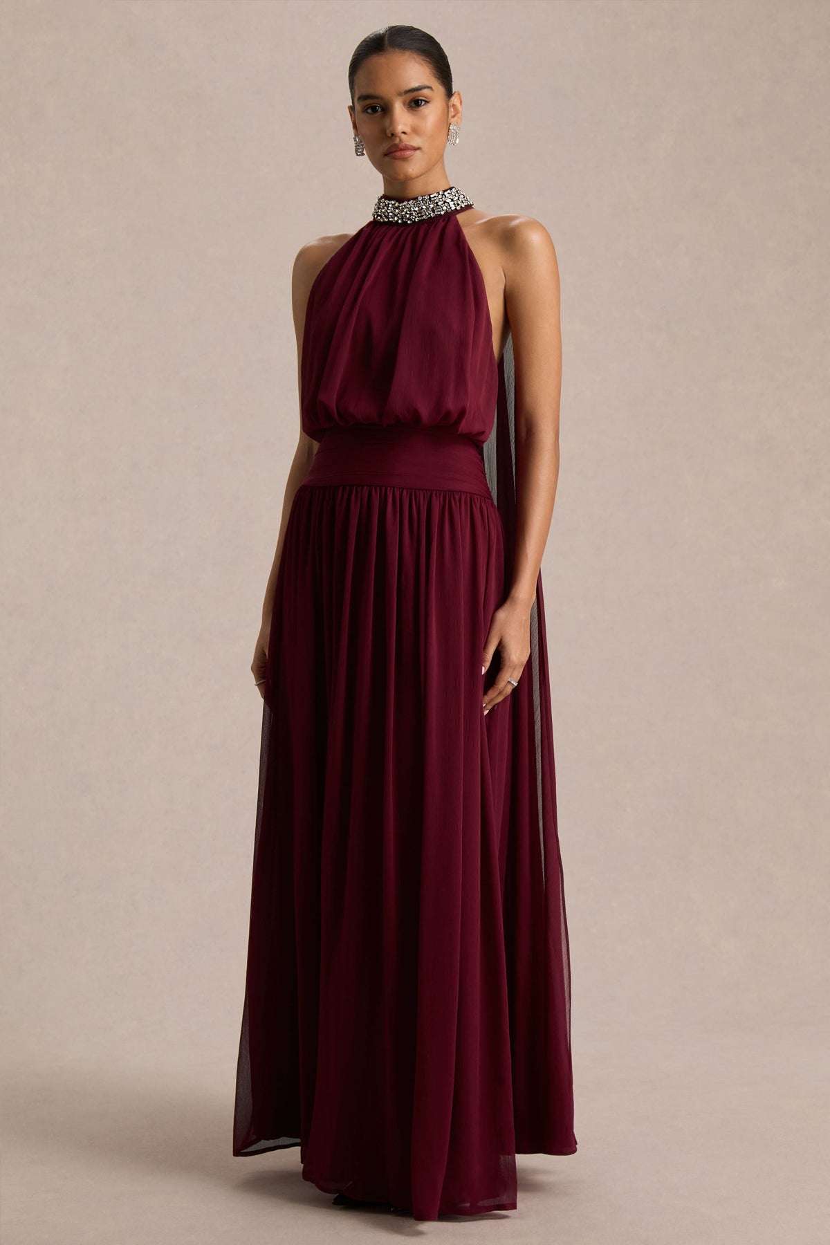 Marie | Vestido largo burdeos con escote halter y detalles adornados