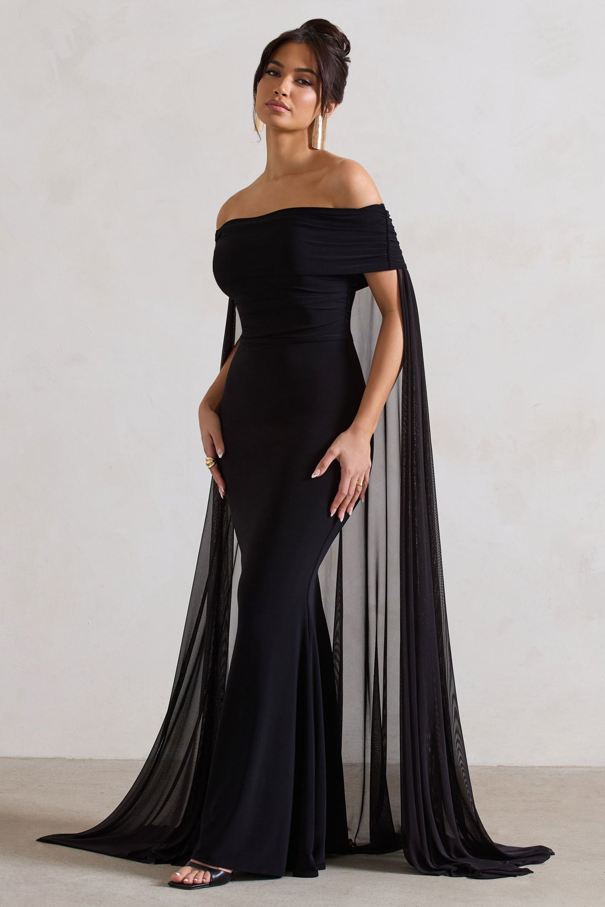 Carlotta | Vestido largo negro ajustado con capa de gasa y escote bardot