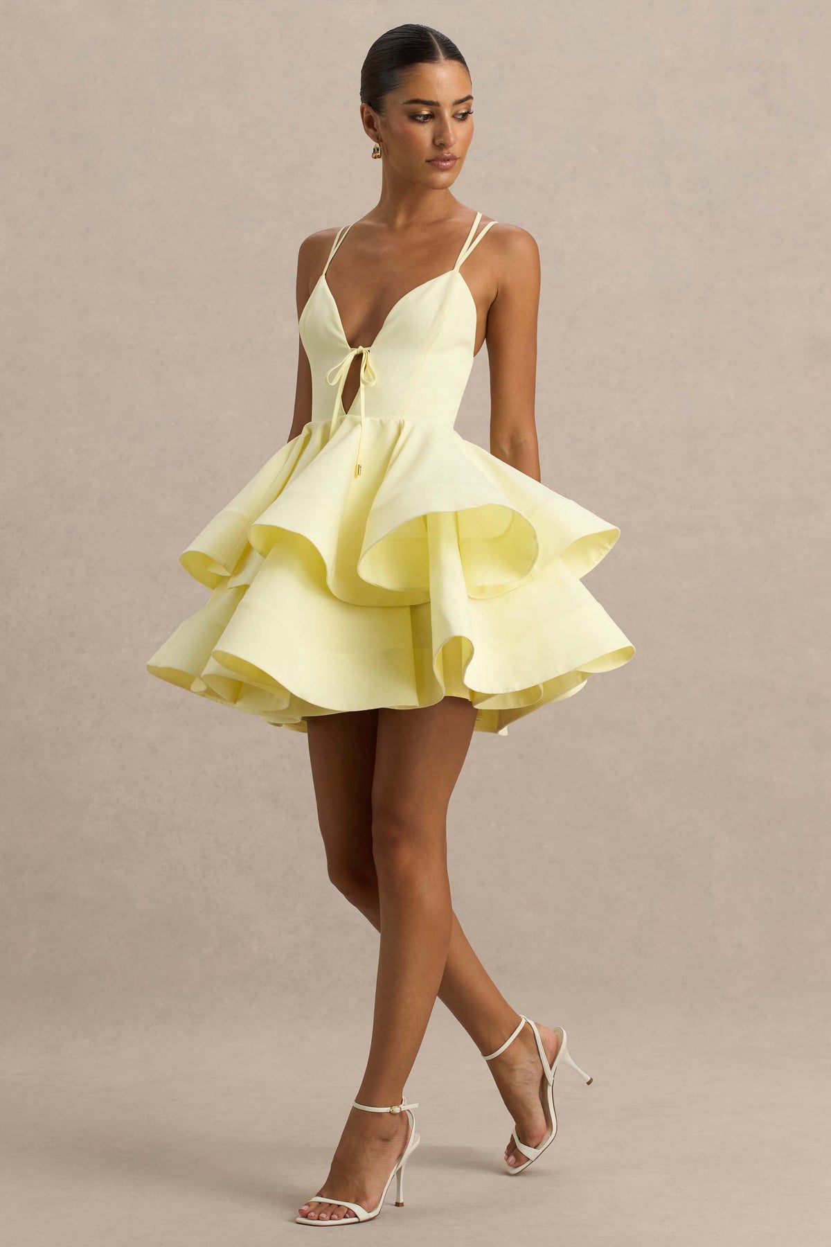 Flavia | Vestido corto amarillo con escote pronunciado y falda de volantes