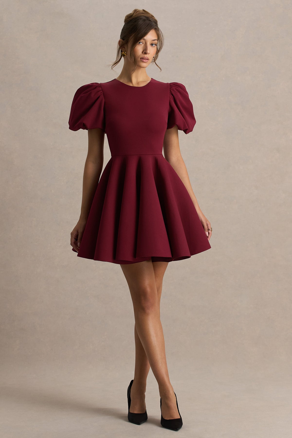 Emelia | Vestido Corto Skater Burdeos con Mangas Abullonadas