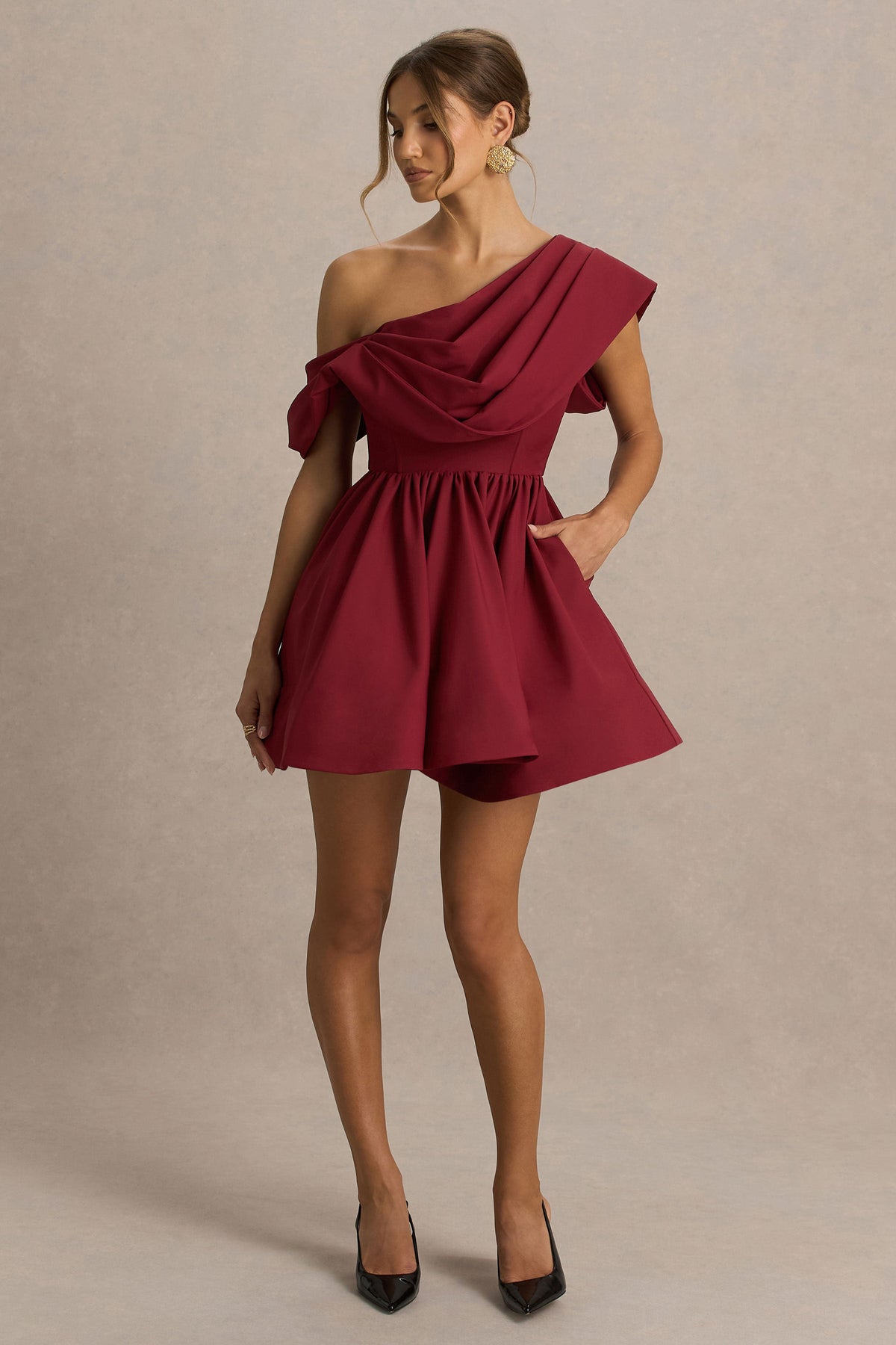 Verona | Vestido corto skater burdeos con escote asimétrico drapeado