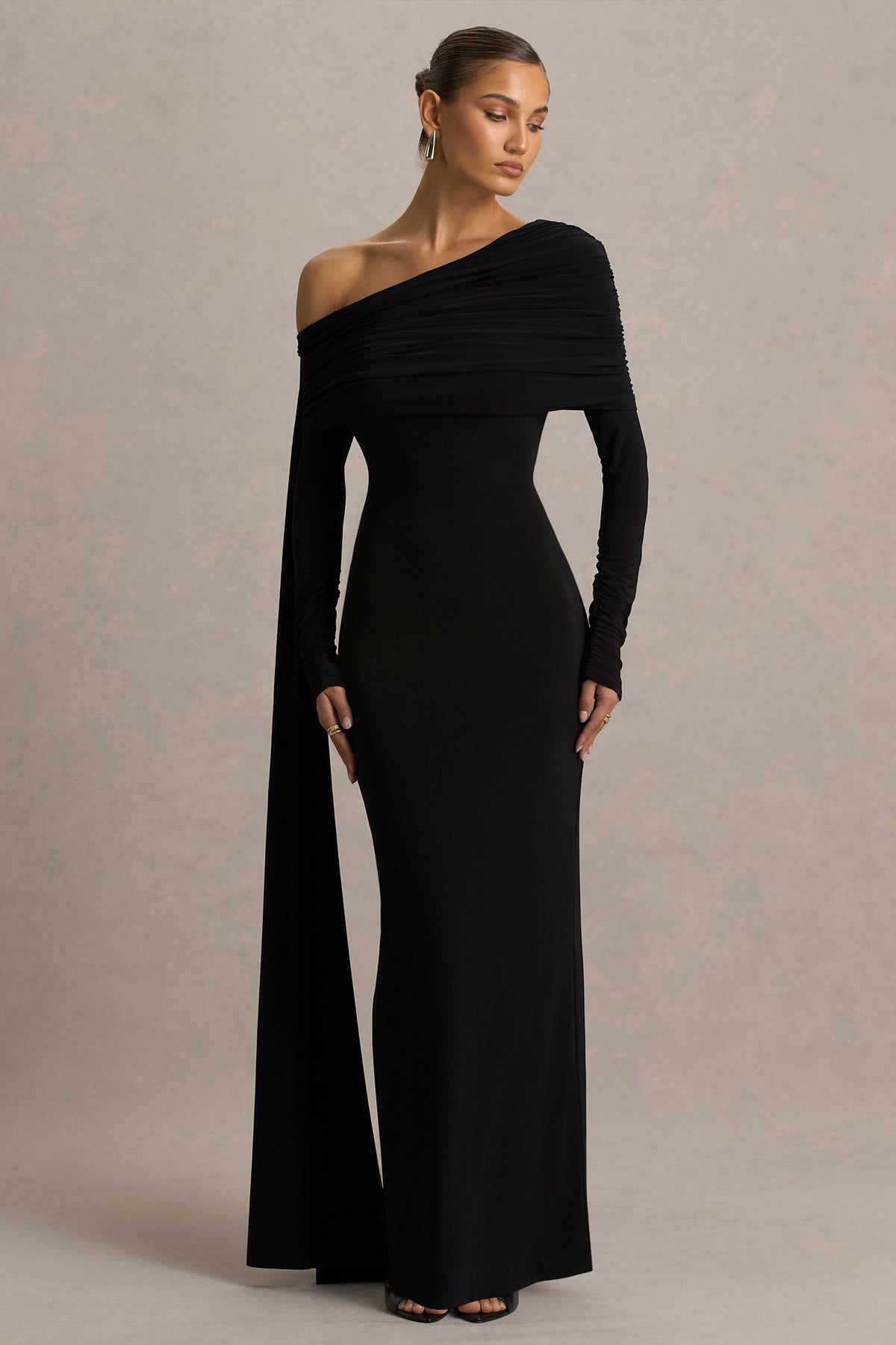 Octavia | Vestido Largo Negro Con Escote Bardot Capa Y Detalles Fruncidos