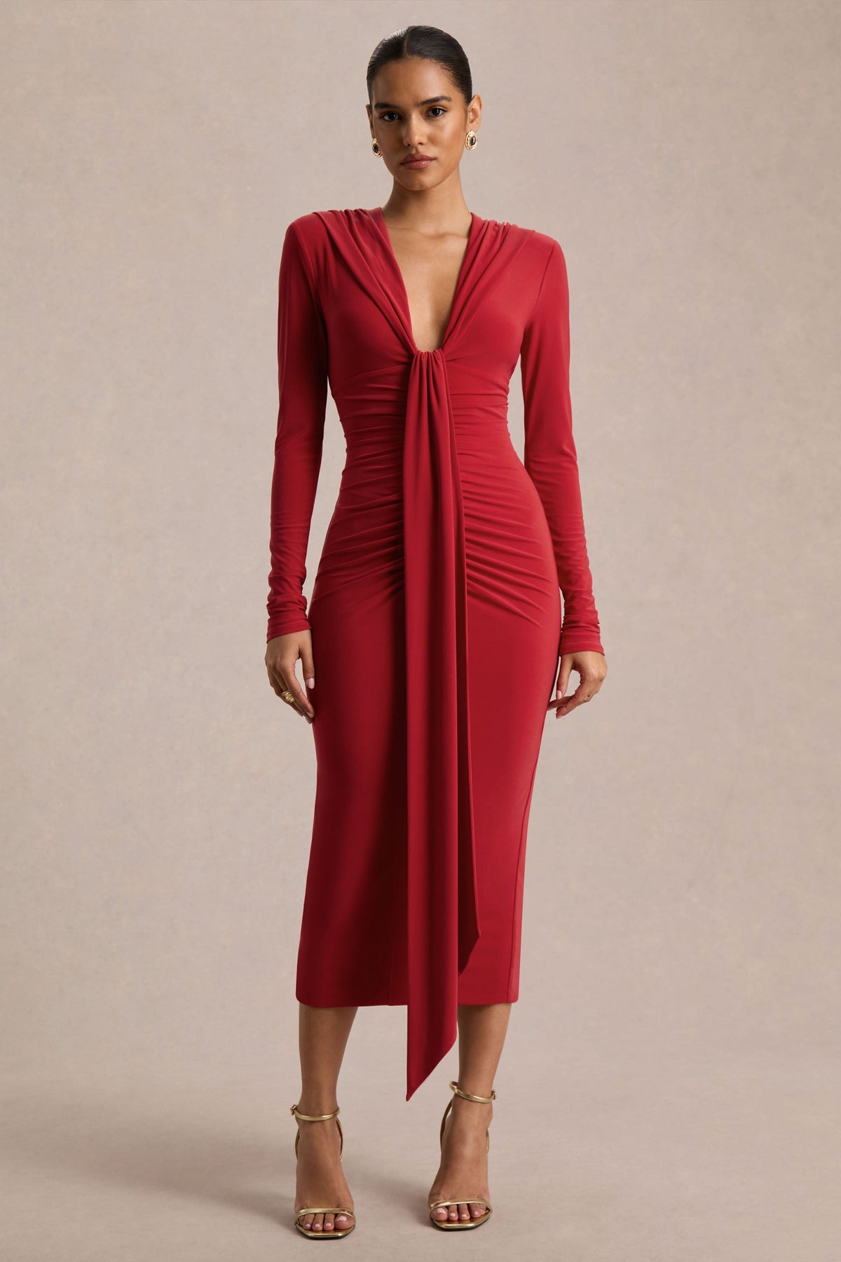 Ivara | Vestido Largo Rojo con Escote Profundo, Detalle Fruncido y Fajín
