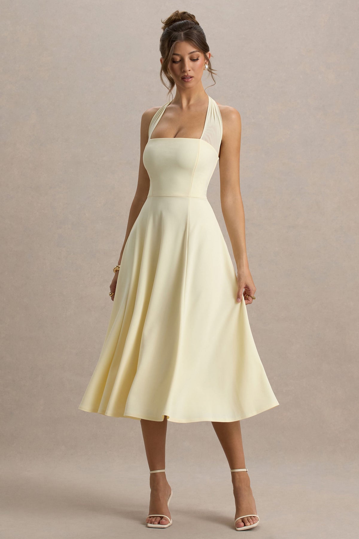 Auburn | Vestido midi amarillo pastel con escote halter de malla con lazo