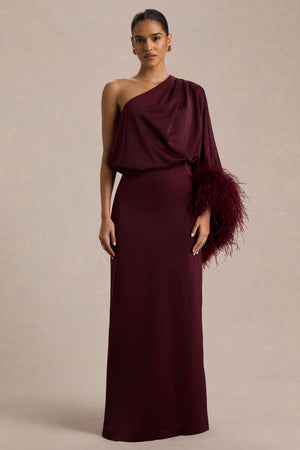 Felicity | Vestido Largo Burdeos de Satén con Escote Asimétrico, Plumas y Detalles Fruncidos