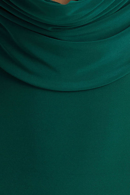 Kaylee | Vestido largo verde botella con mangas largas y escote pronunciado