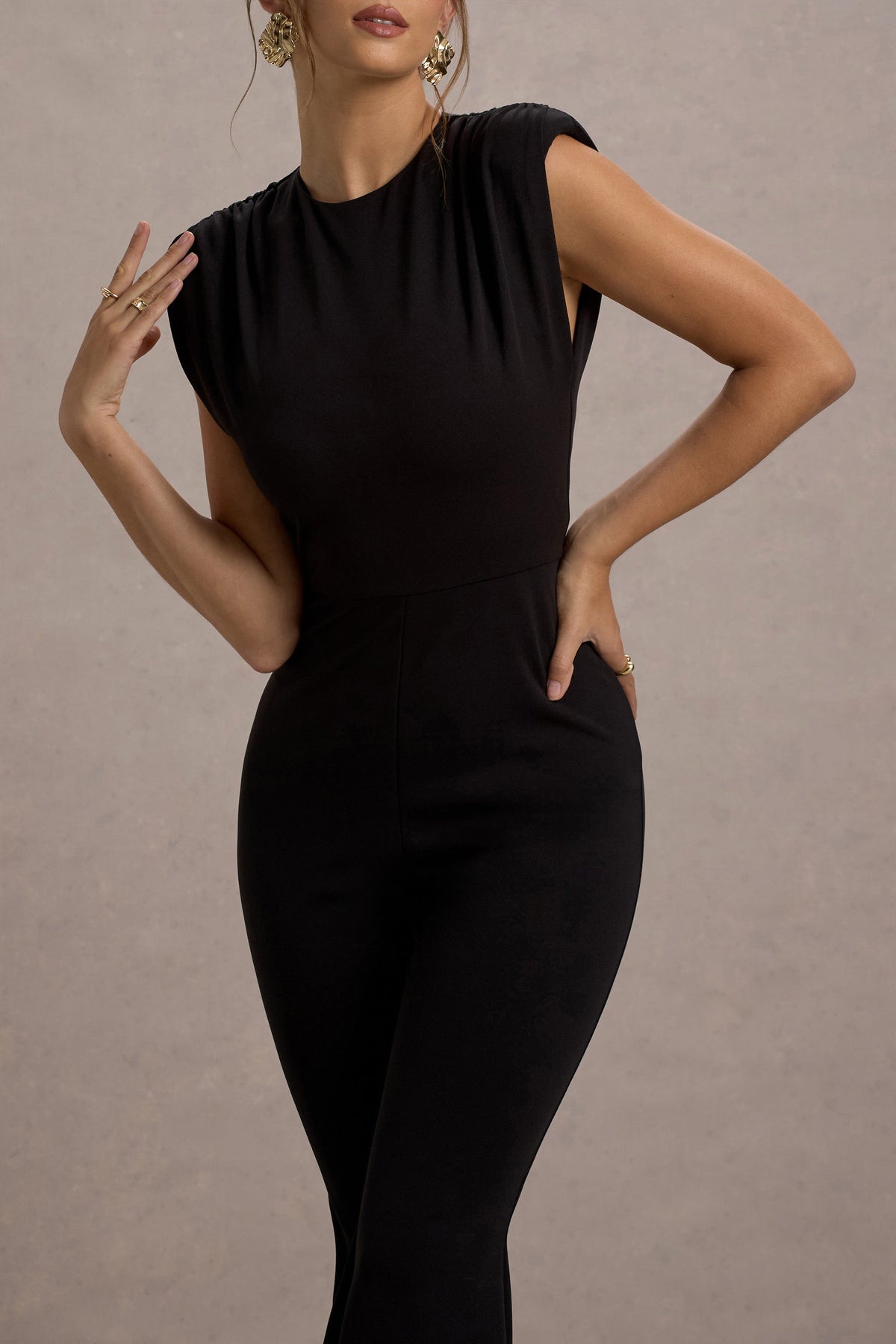 Elyna | Mono negro con hombros fruncidos y pantalones acampanados