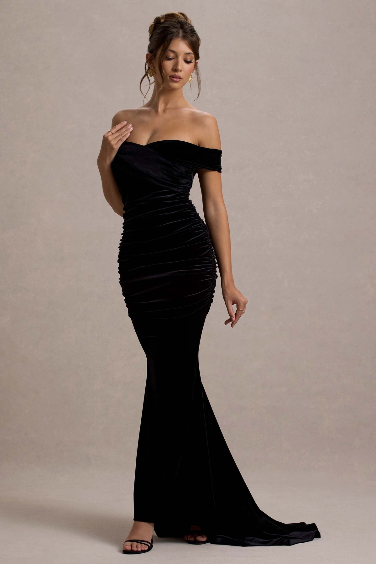 Apolline | Vestido Largo de Terciopelo Negro con Hombros Descubiertos y Cola de Sirena Fruncida