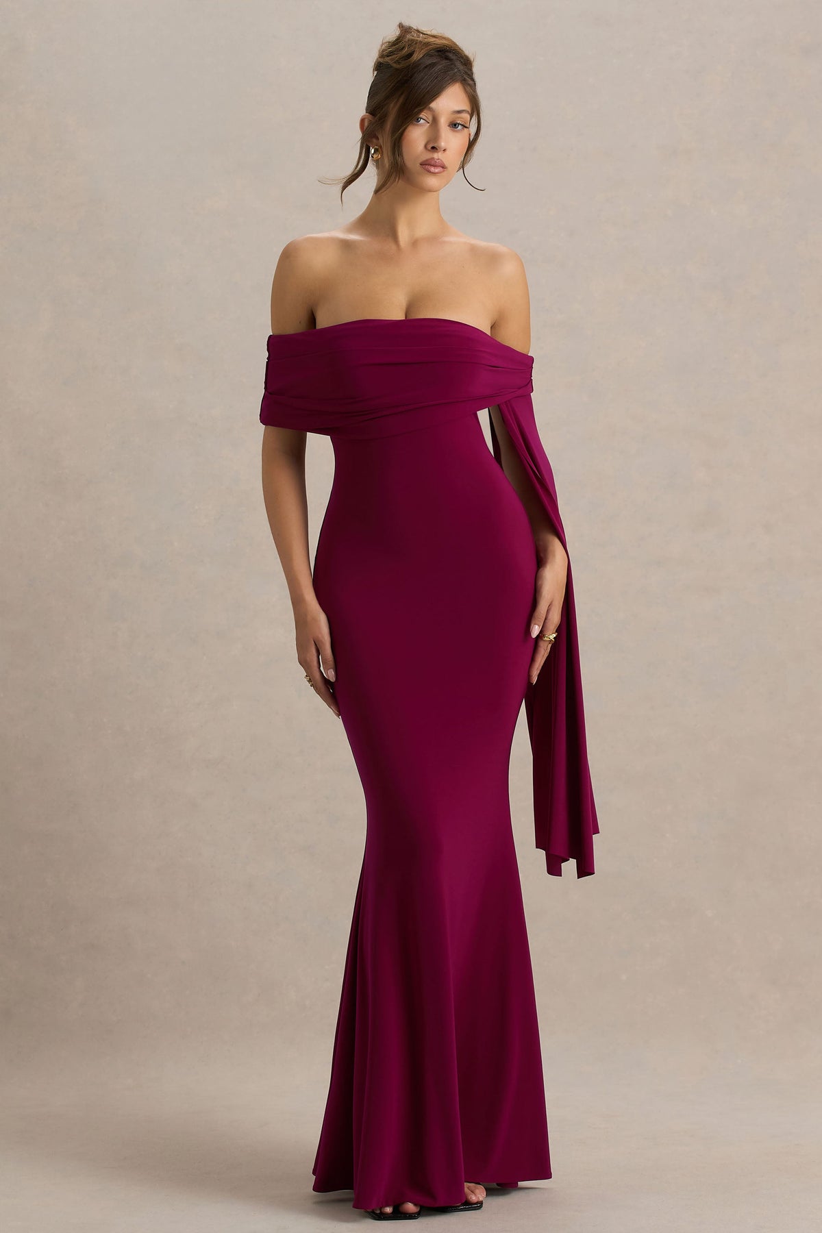 Saffina | Vestido Largo Burdeos con Escote Bardot y Detalle de Fajín