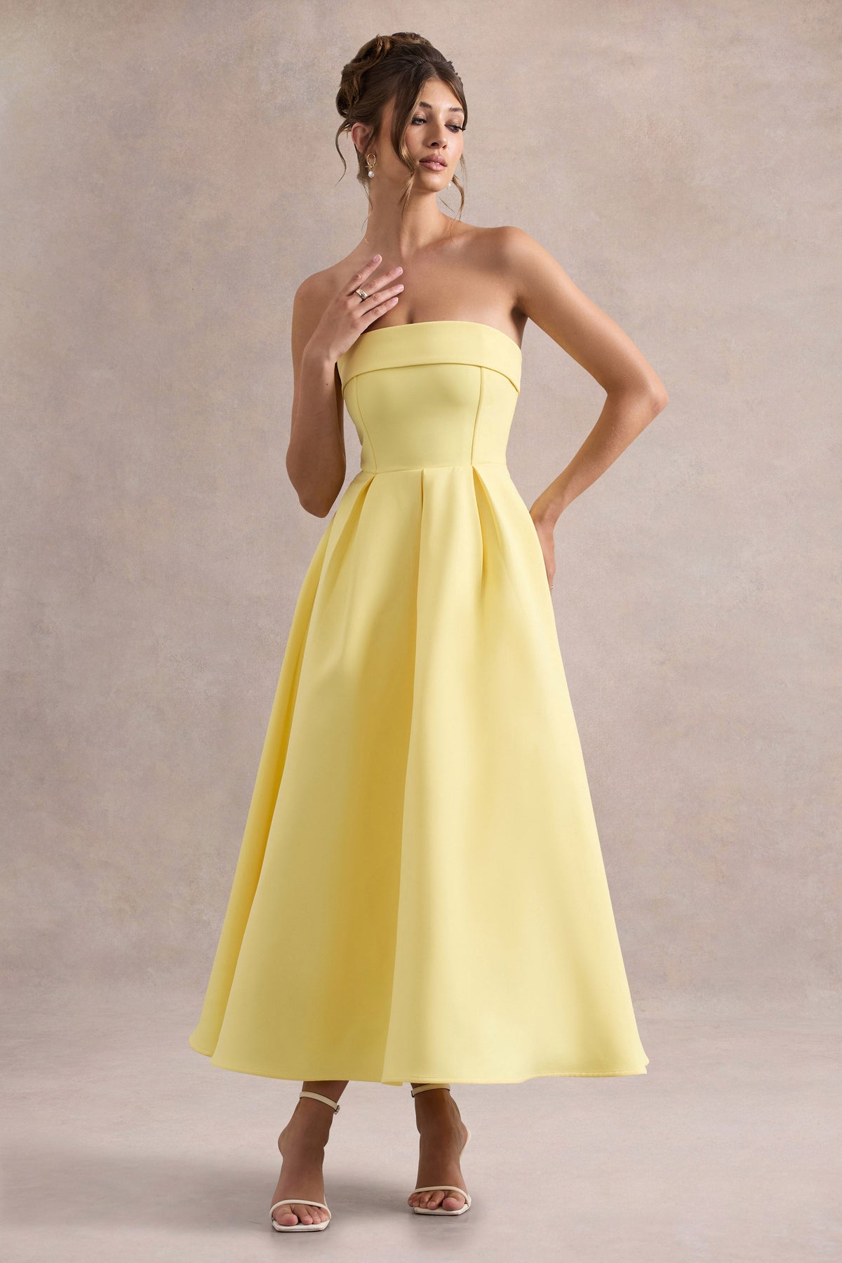 Annalise | Vestido midi en amarillo limón con escote bandeau y falda plisada