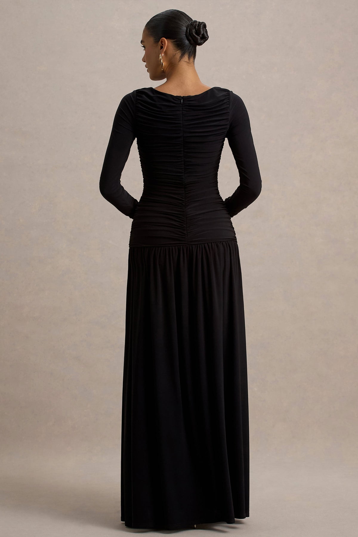 Aniyah | Vestido Negro Largo con Cuello Alto y Detalles Fruncidos