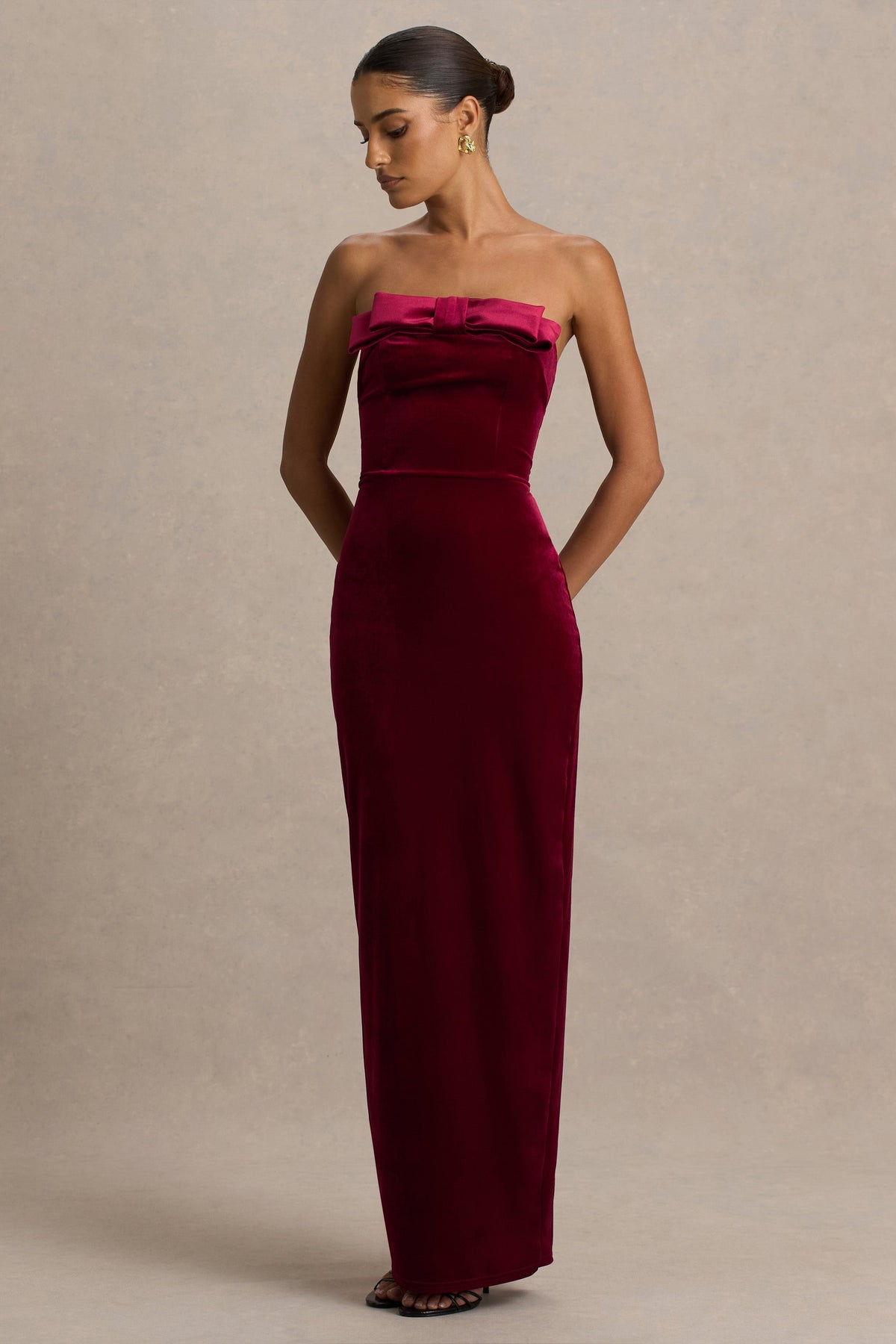 Illusion | Vestido Largo Burdeos De Terciopelo Con Escote Bandeau Y Lazo