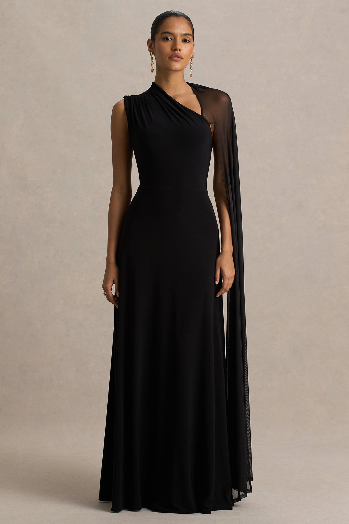 Selena | Vestido largo negro de tul con manga tipo capa