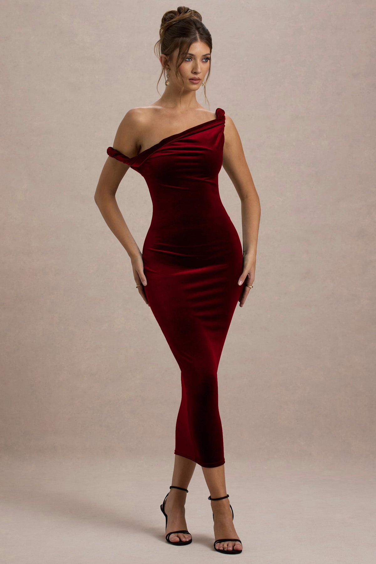 Carella | Vestido Midi Asimétrico Retorcido de Terciopelo en color burdeos