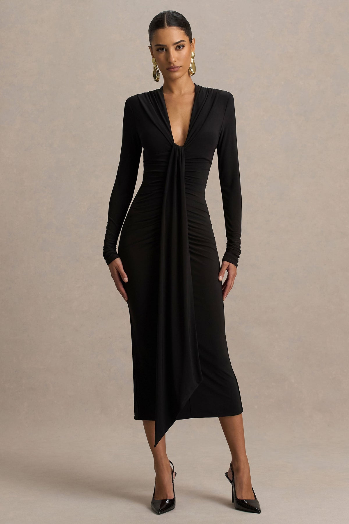 Ivara | Vestido Largo Negro con Escote Profundo, Detalles Fruncidos y Detalle de fajín