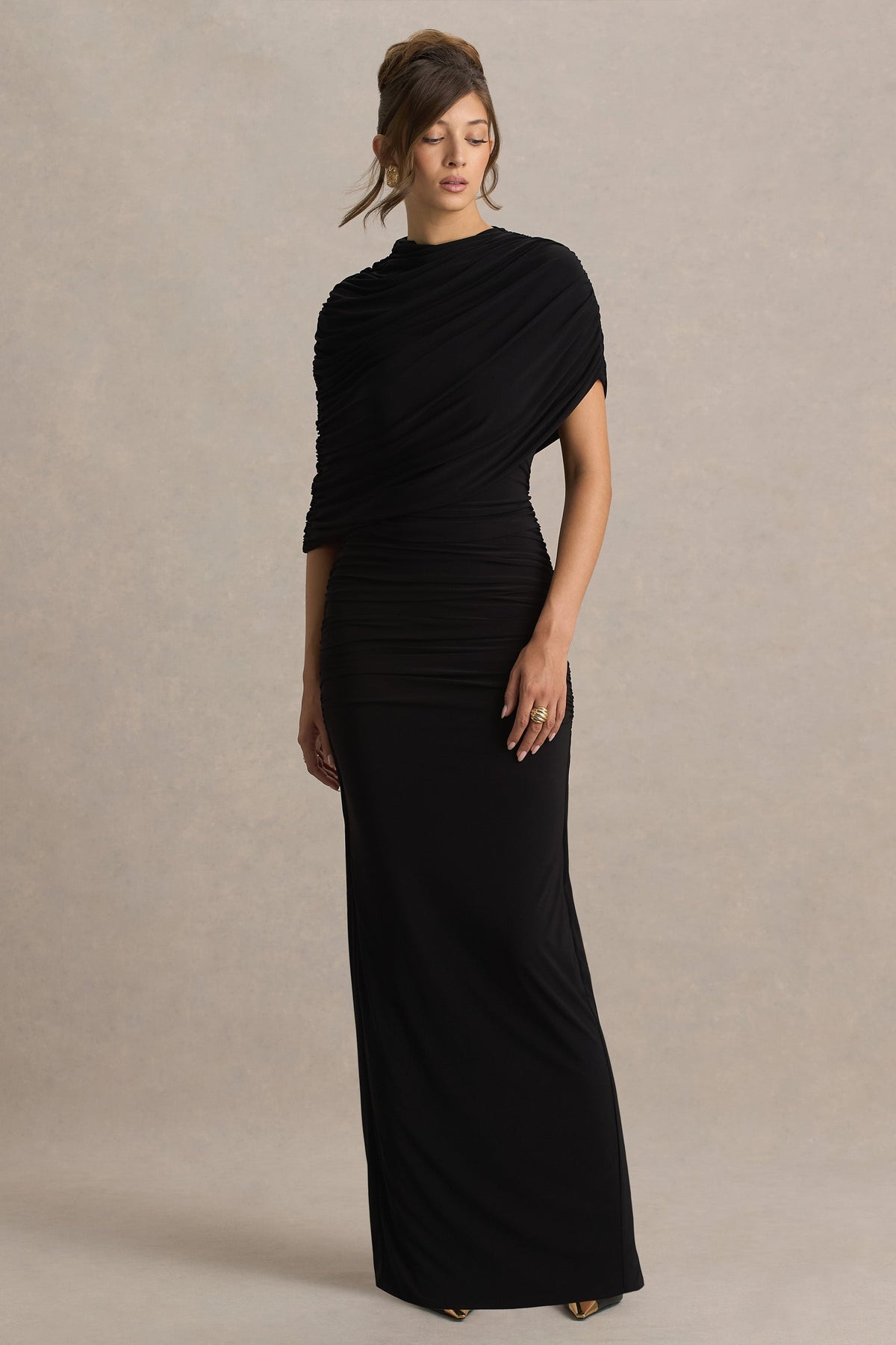 Glitz | Vestido largo en Negro con Escote Alto, Manga Capa y Detalle Fruncido