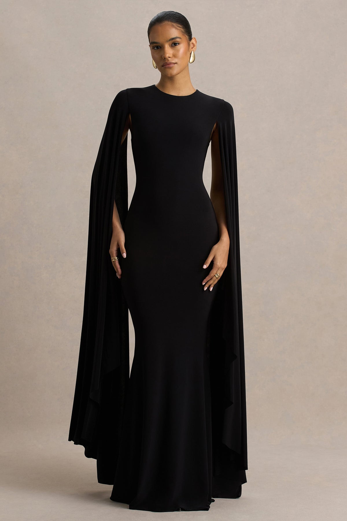 Briony | Vestido Largo Negro con Escote Alto y Mangas Capa
