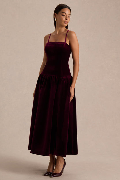 Violetta | Vestido Midi Burdeos de Cuello Bandeau, Cintura Caída y Falda Plisada