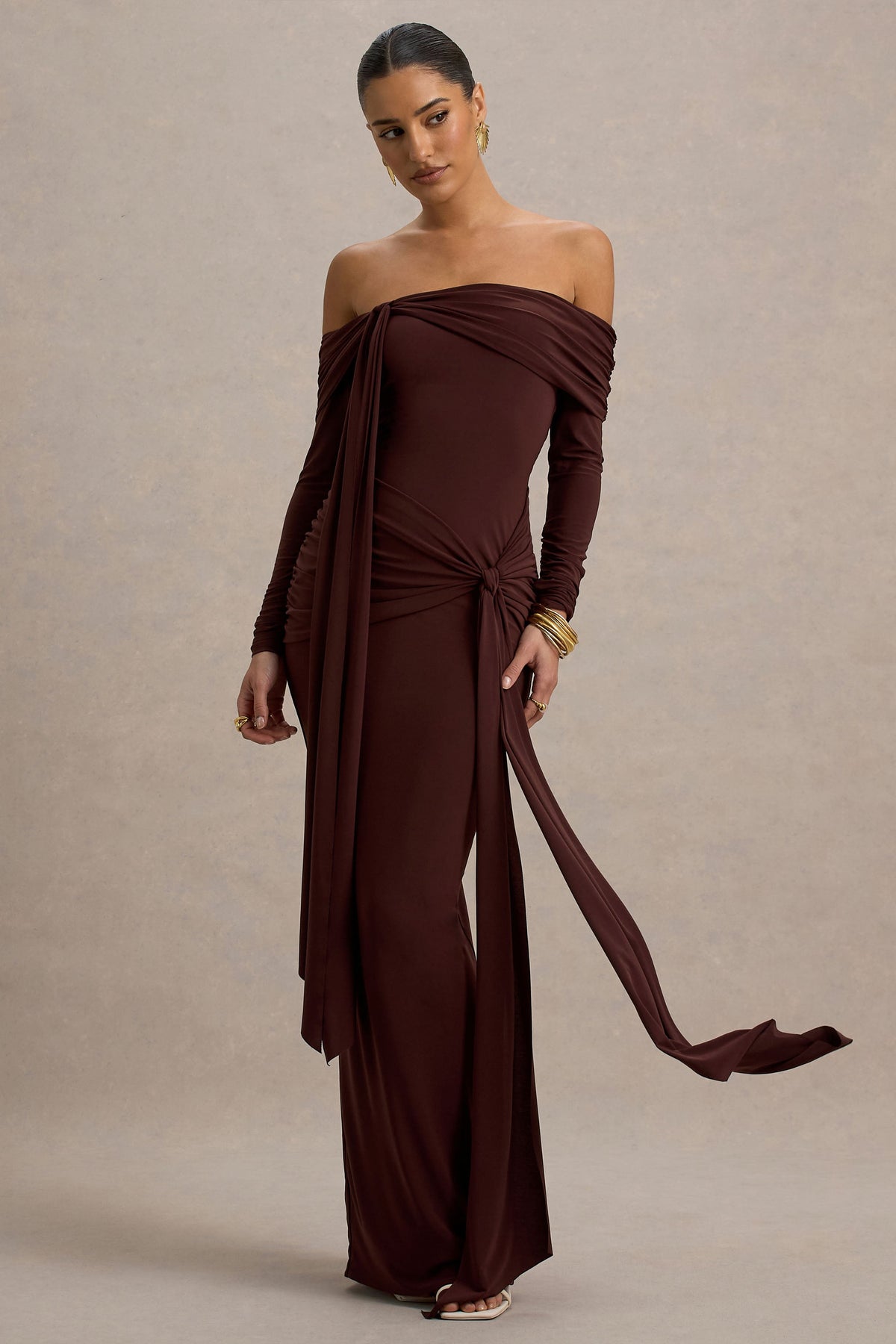 Jovie | Vestido largo marrón de mangas largas con escote bardot y detalle de nudo y lazo