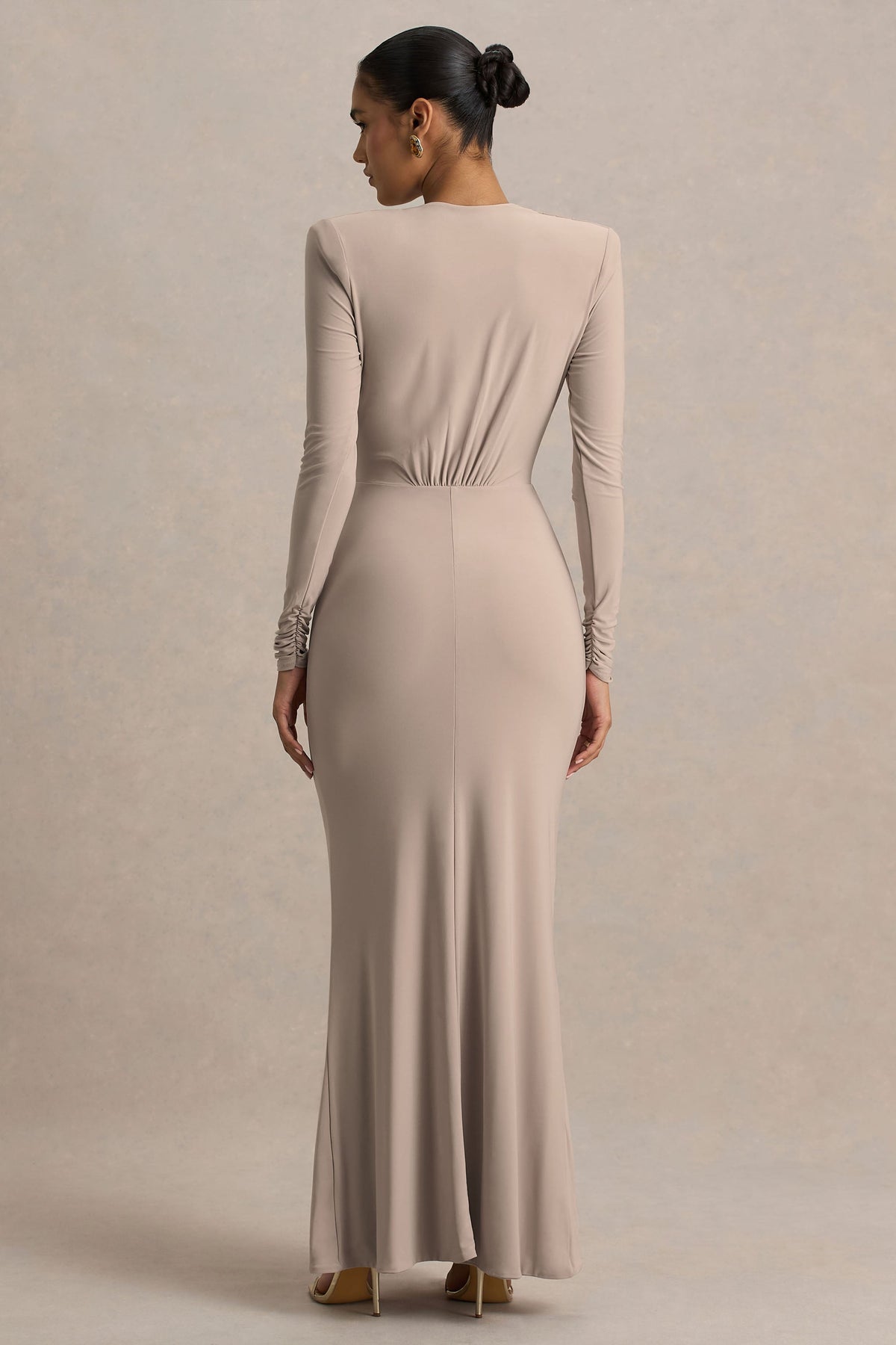 Flashy | Vestido Largo Champagne con Escote Profundo y Detalles Plisados