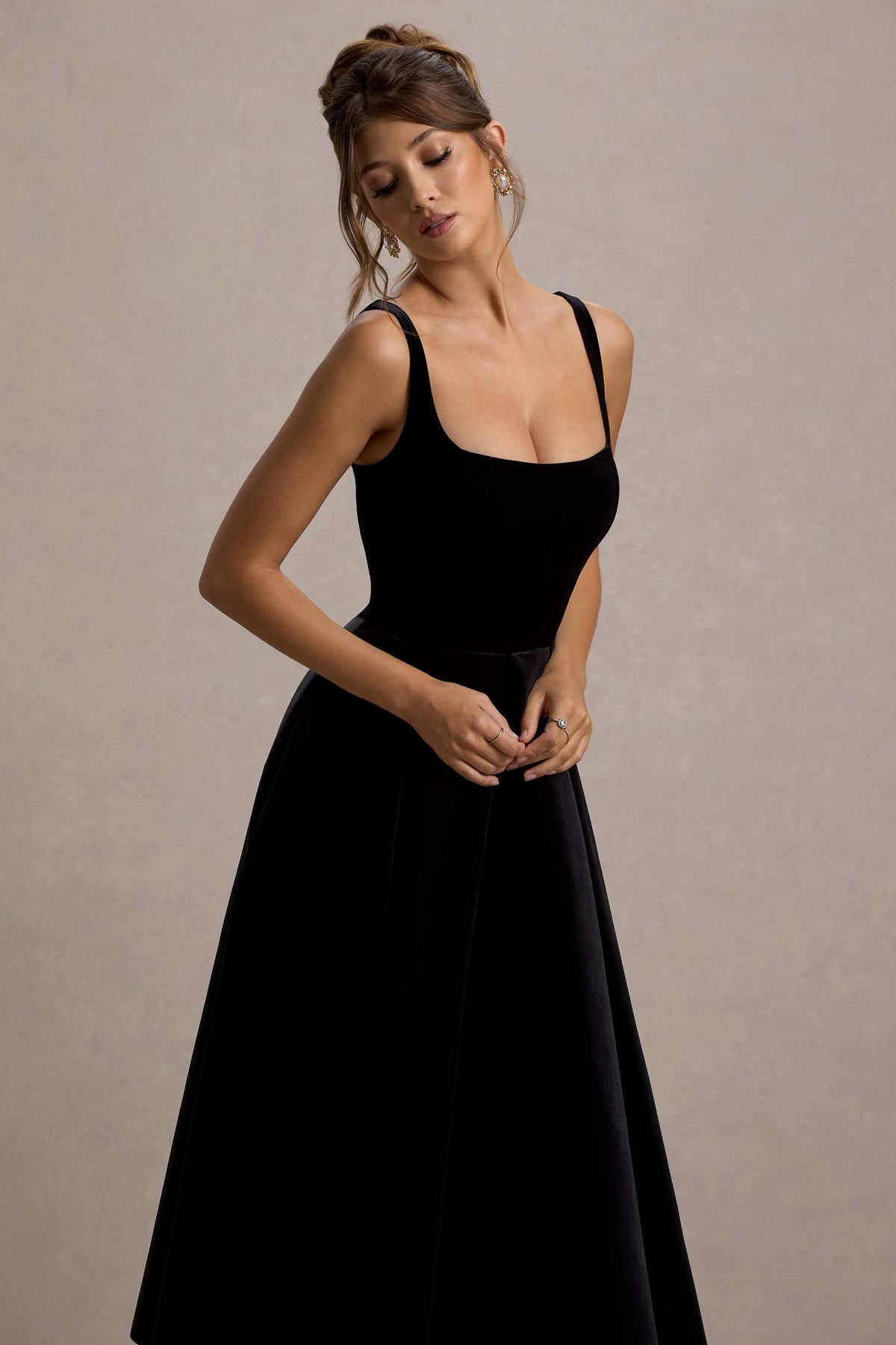 Francisca | Vestido Midi en terciopelo negro con falda plisada y volumen