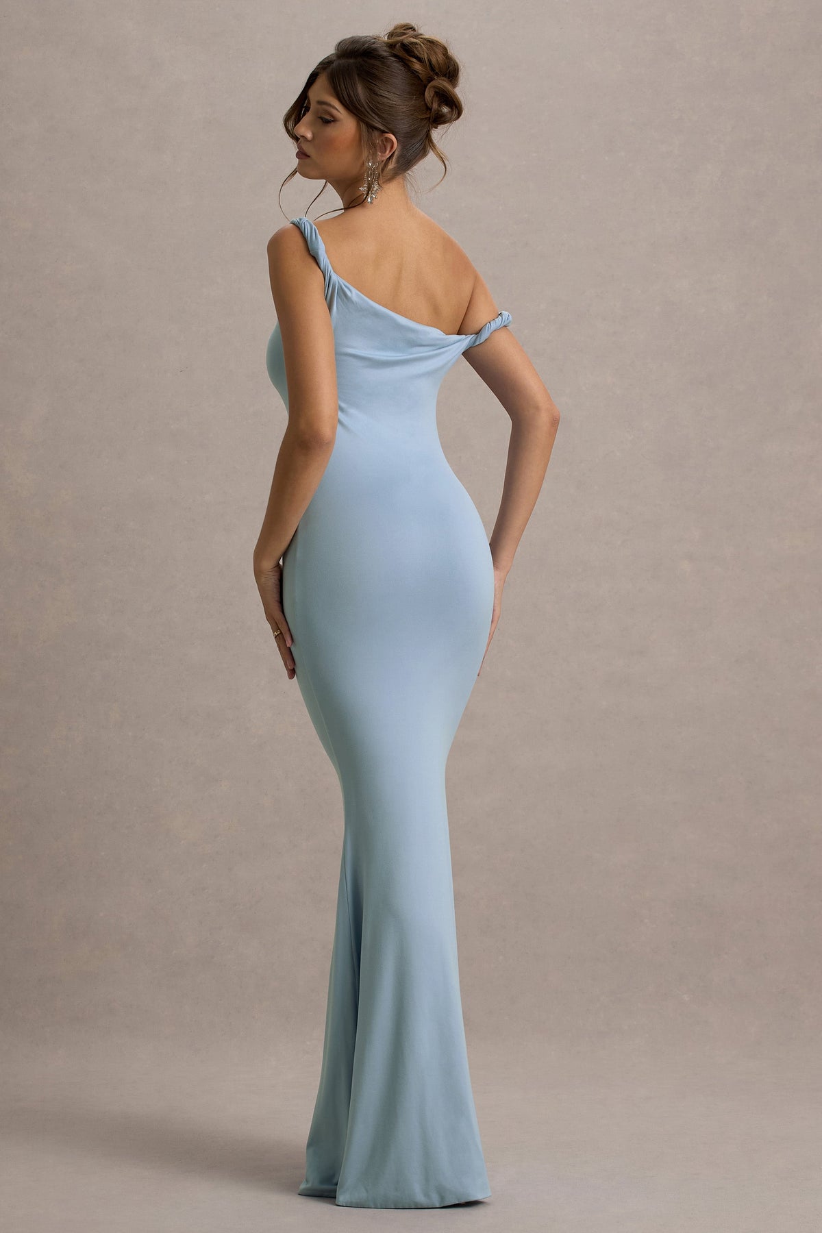 Lita | Vestido largo entallado en azul cielo y escote asimétrico retorcido