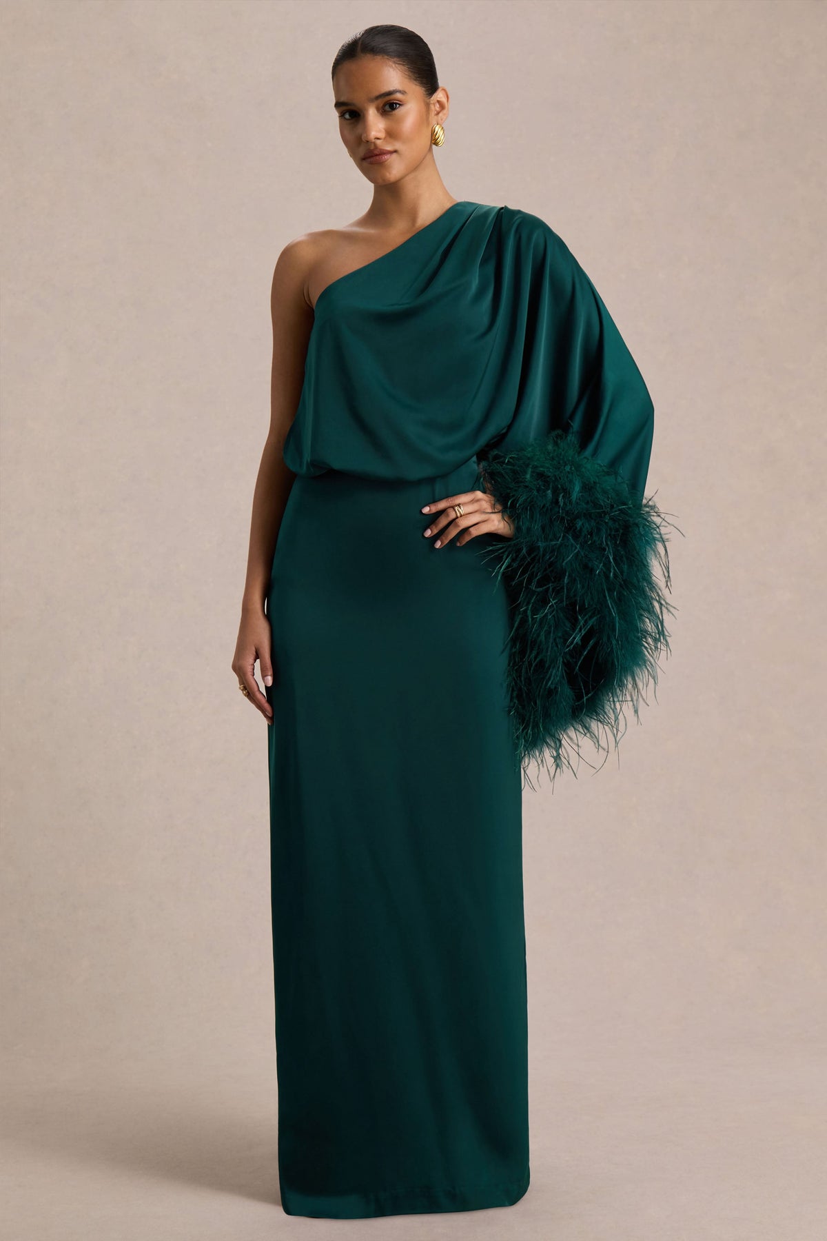 Felicity | Vestido Largo Verde Azulado de Satén con Escote Asimétrico, Plumas y Detalles Fruncidos