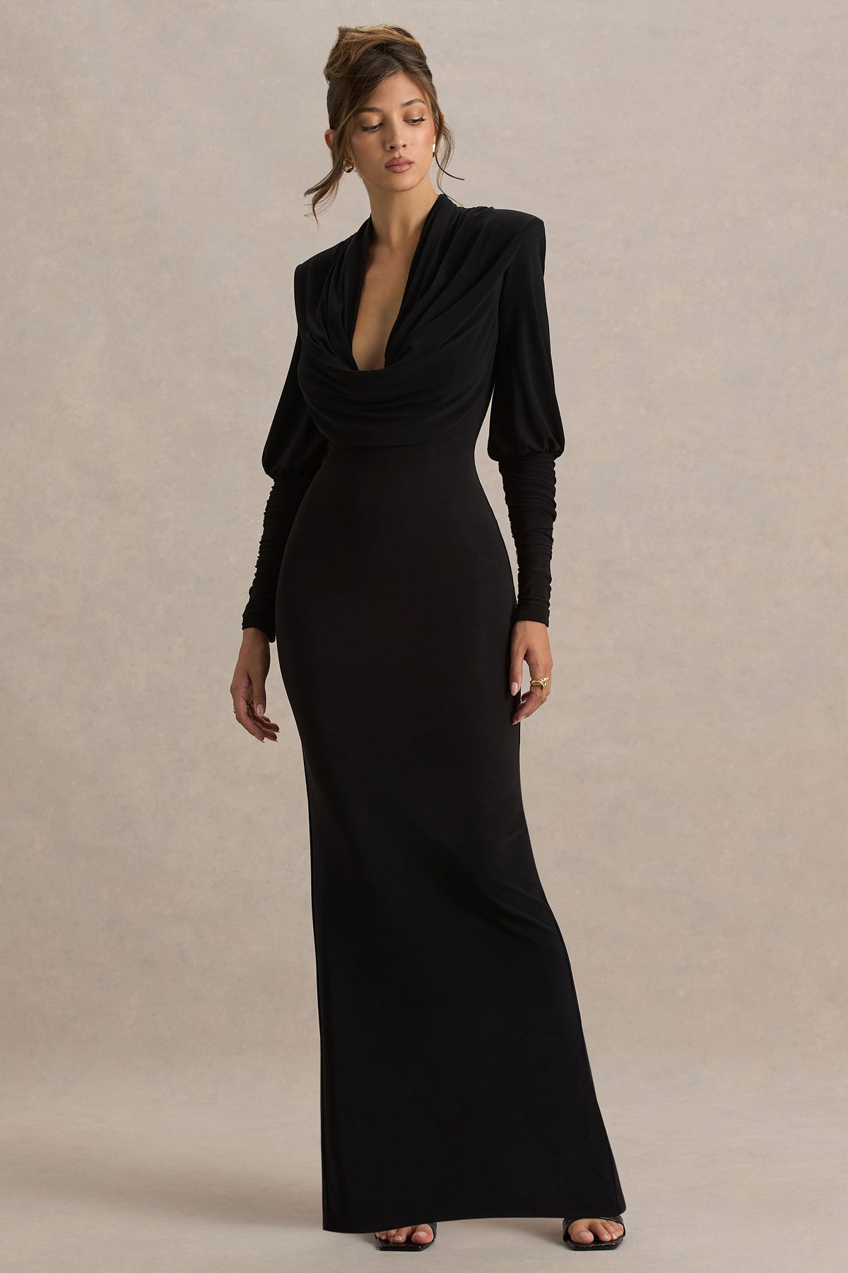 Kaylee | Vestido largo negro con mangas largas y escote profundo