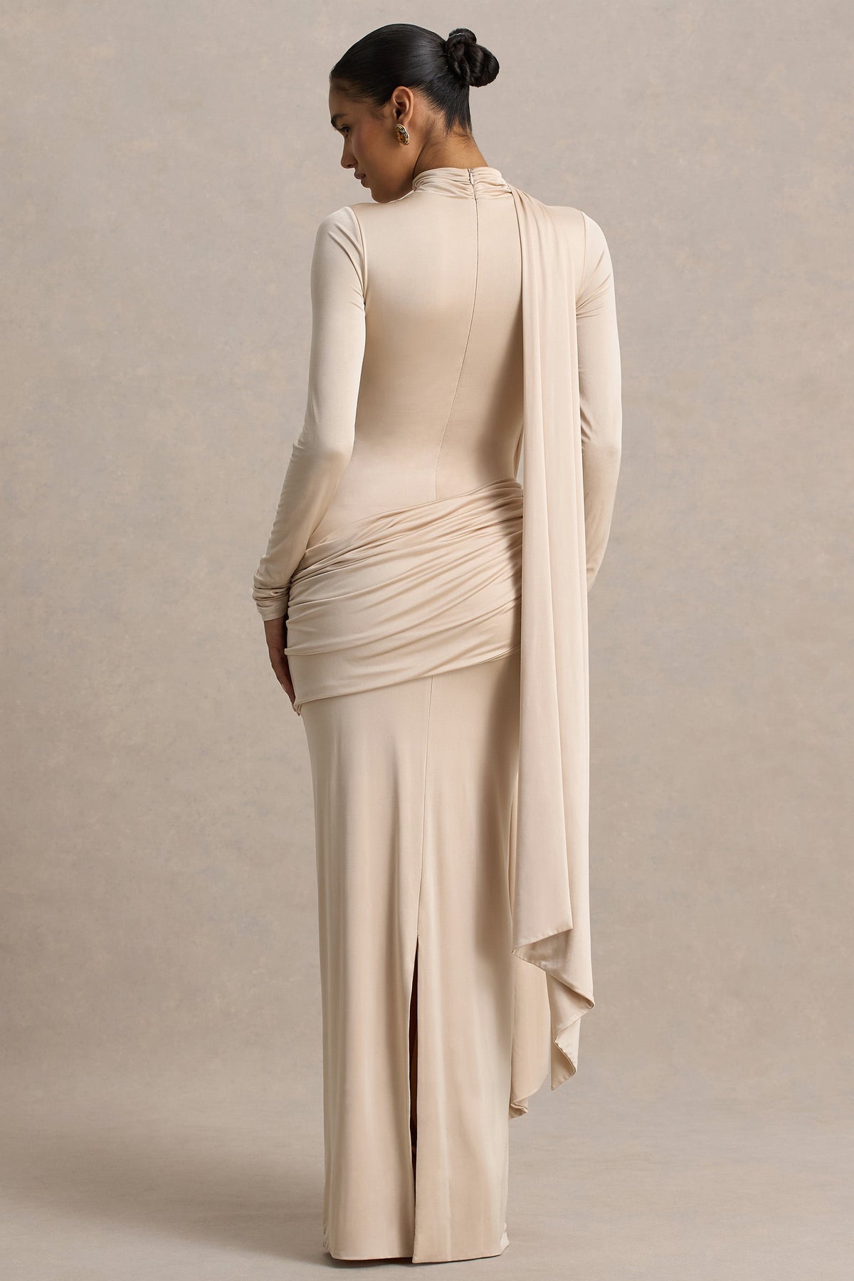 Romi | Vestido Largo Champán Con Escote Alto y Detalle Fruncido