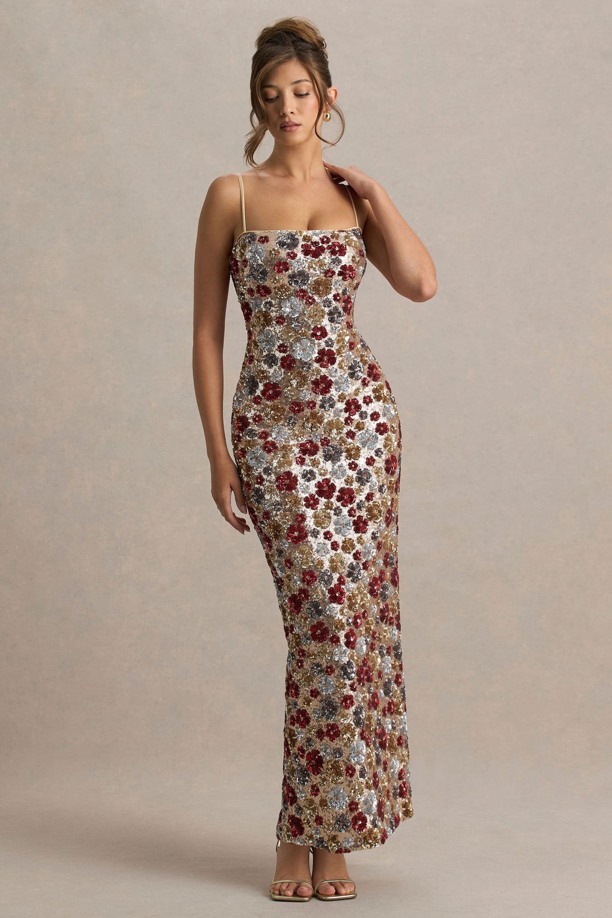 Vitora | Vestido largo rojo de lentejuelas con estampado floral y escote cuadrado