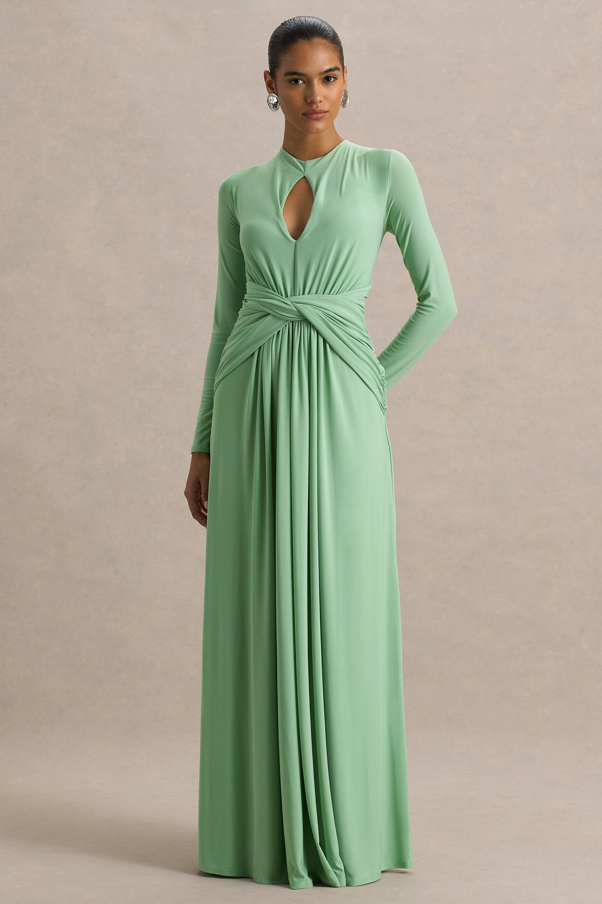With Me | Vestido largo verde de cuello alto con frunces y aberturas