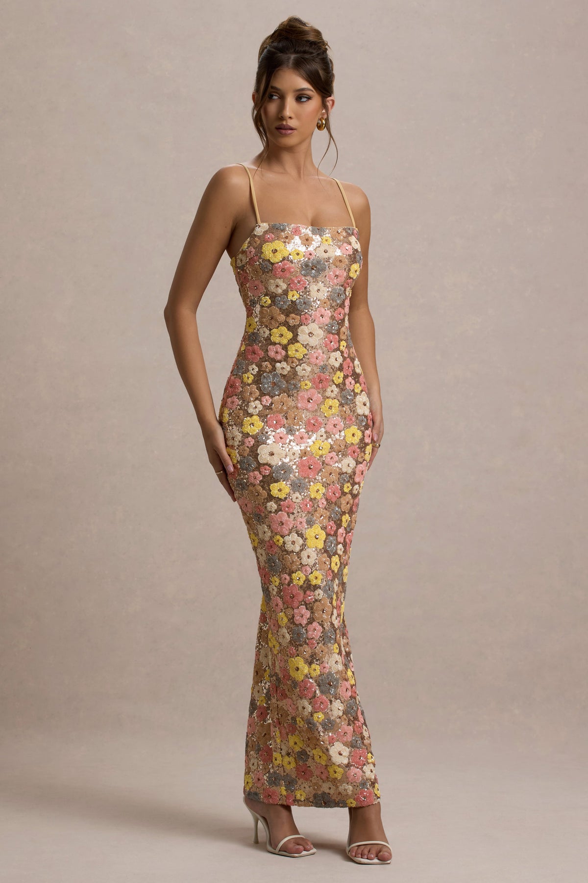 Vitora | Vestido largo con estampado floral en tonos pastel lentejuelas y escote cuadrado