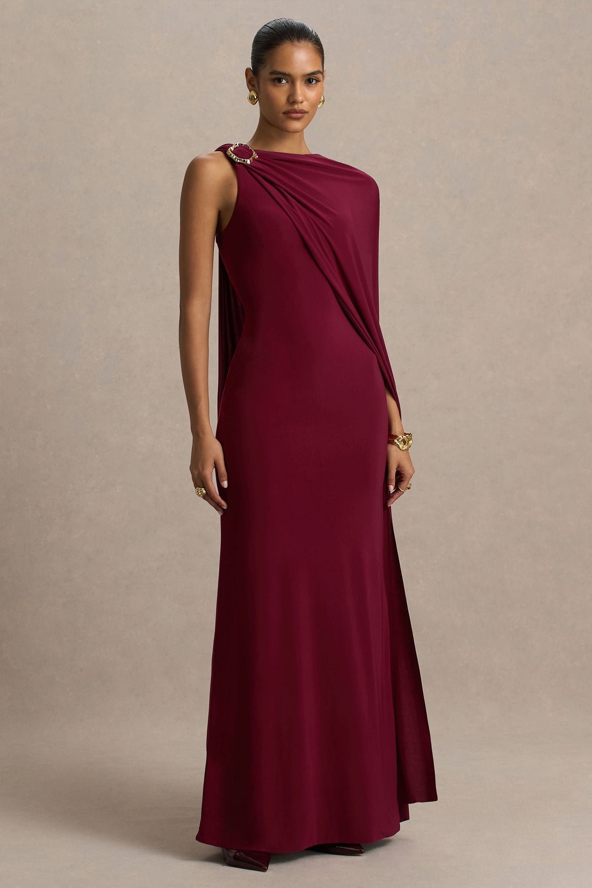 Cressida | Vestido Largo burdeos con escote asimétrico y manga capa