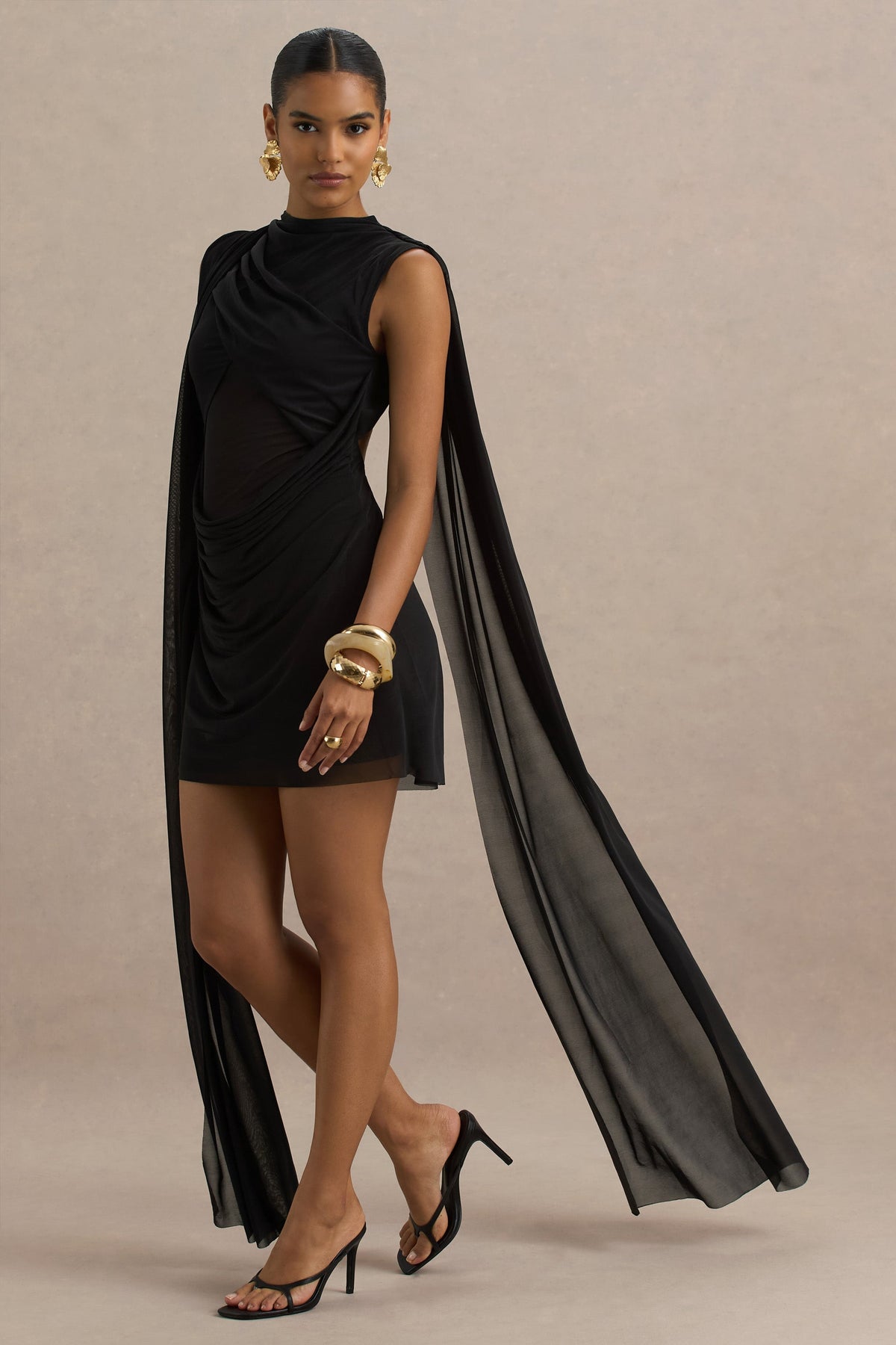 Riad | Vestido corto negro de gasa con cuerpo transparente y capa de mangas dobles.