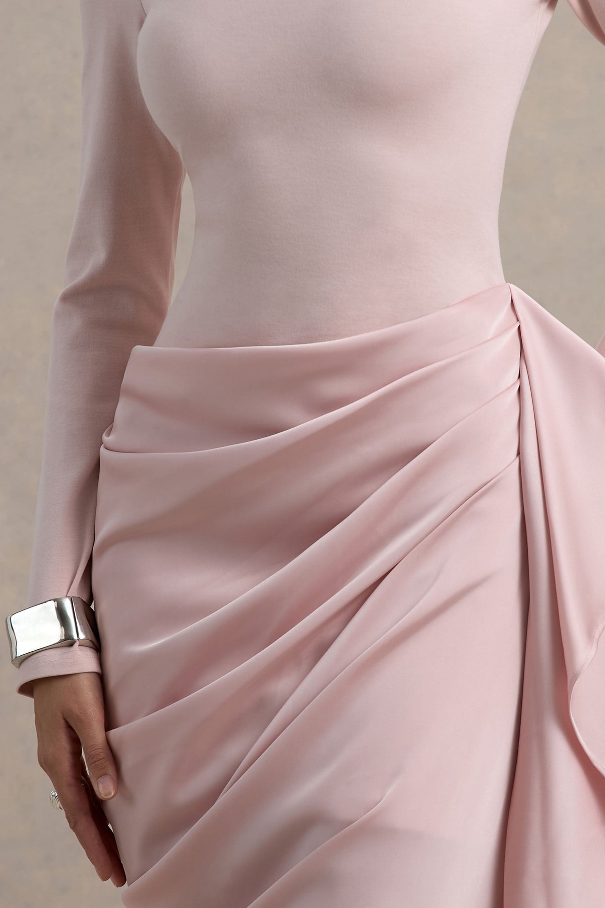 Raffie | Vestido Midi satinado rosa con mangas largas y drapeado lateral