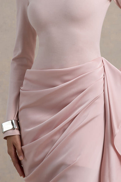 Raffie | Vestido Midi satinado rosa con mangas largas y drapeado lateral