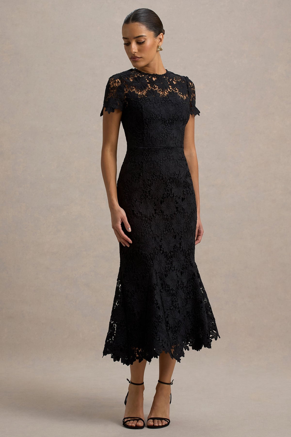 Clarissa | Vestido midi de encaje negro con mangas corrtas