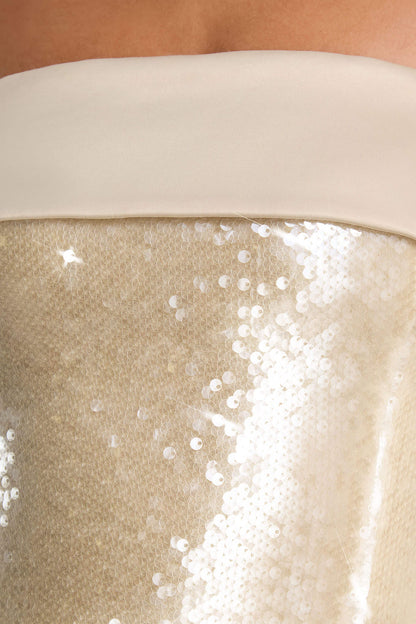 Casandra | Vestido corto de lentejuelas champagne con escote bandeau y detalle de satén